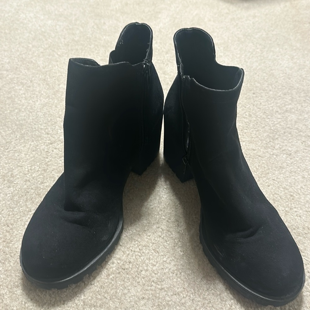 Women’s black bootie.    Size 9.5.